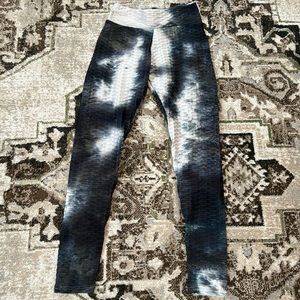 Tie dye rouched booty leggings black/white body flattering women’s pants small